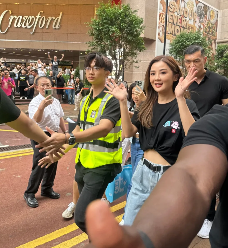 铜锣湾遇到Twins，阿Sa好甜阿娇好靓两个人都好年轻，她俩都40多岁了还能以女