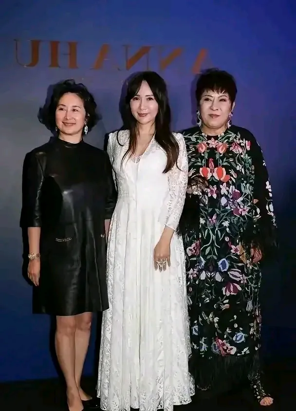 哇哦，三位顶级奢侈品的爱好者与收藏者竟然同框啦！

画面中身着一袭典雅白色长裙的