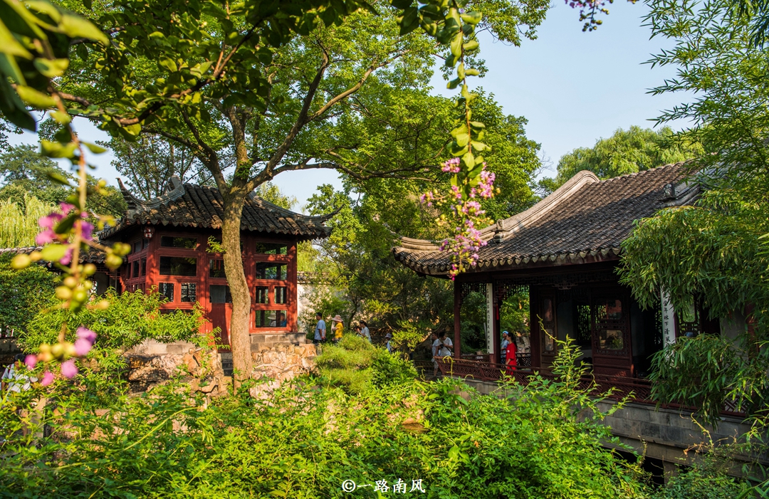 苏州虽贵为新一线城市，但至今未建机场，全国范围内，仅东莞与之相似