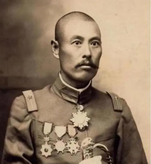 1924年10月，在山海关前线的吴佩孚，得知北京被冯玉祥袭占，曹琨被软禁后，气愤