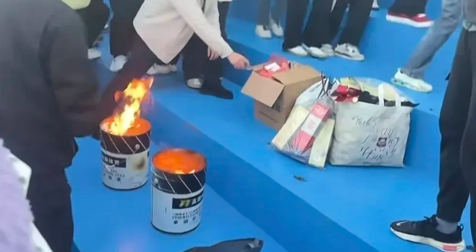 安徽芜湖一高校公开销毁香烟！