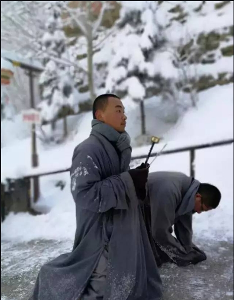 行脚僧钻进塑料袋过夜