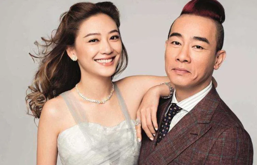 陈小春说，我第一眼看到应采儿，怎么会有这么爱笑的女孩子，她的笑容那么闪亮，让整个