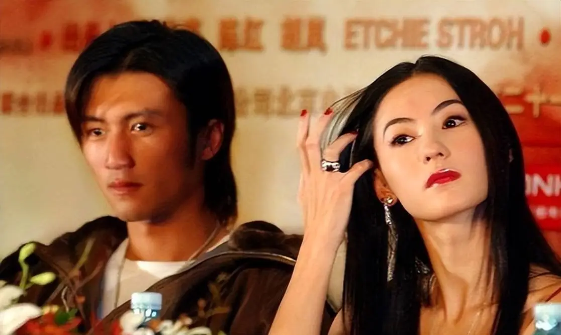 2012年，张柏芝离婚时曾说：“谢霆锋有多假，这世上只有我和王小姐最清楚，只是王