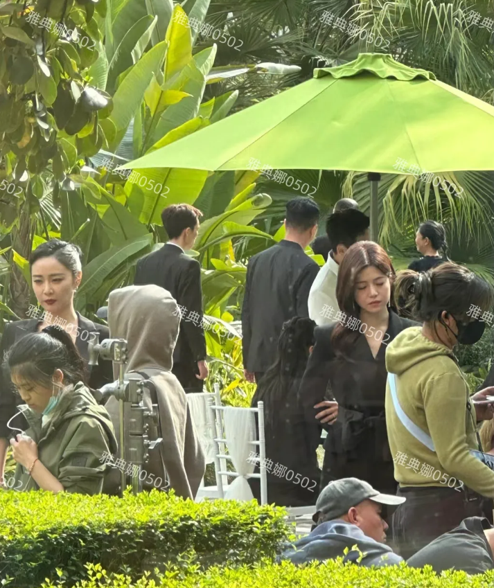 陈妍希高叶新剧在成都热拍，大嫂高叶太带感了，本人脸小腿长特别上镜，气质独特又美又