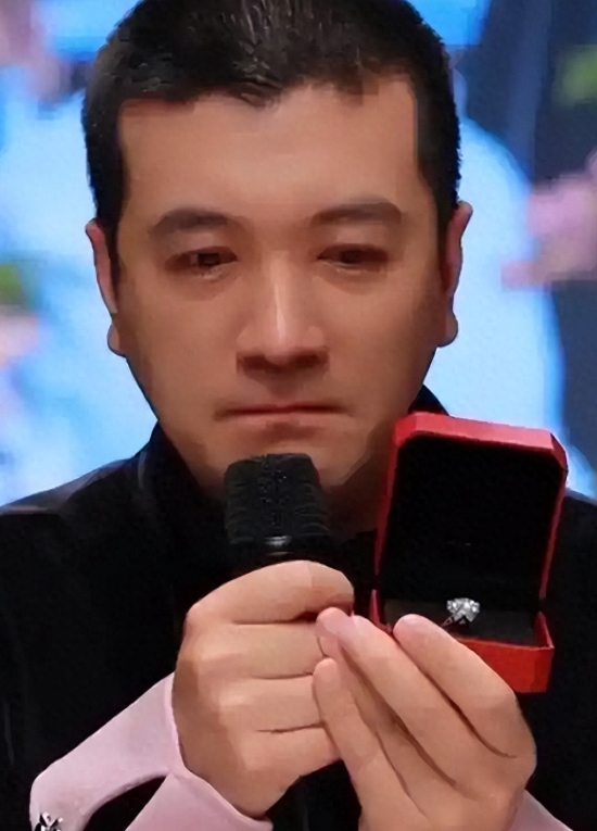 杨子与黄圣依多年情感波折不断，从默默相恋到高调亮相。此次直播中，杨子公开财产分配