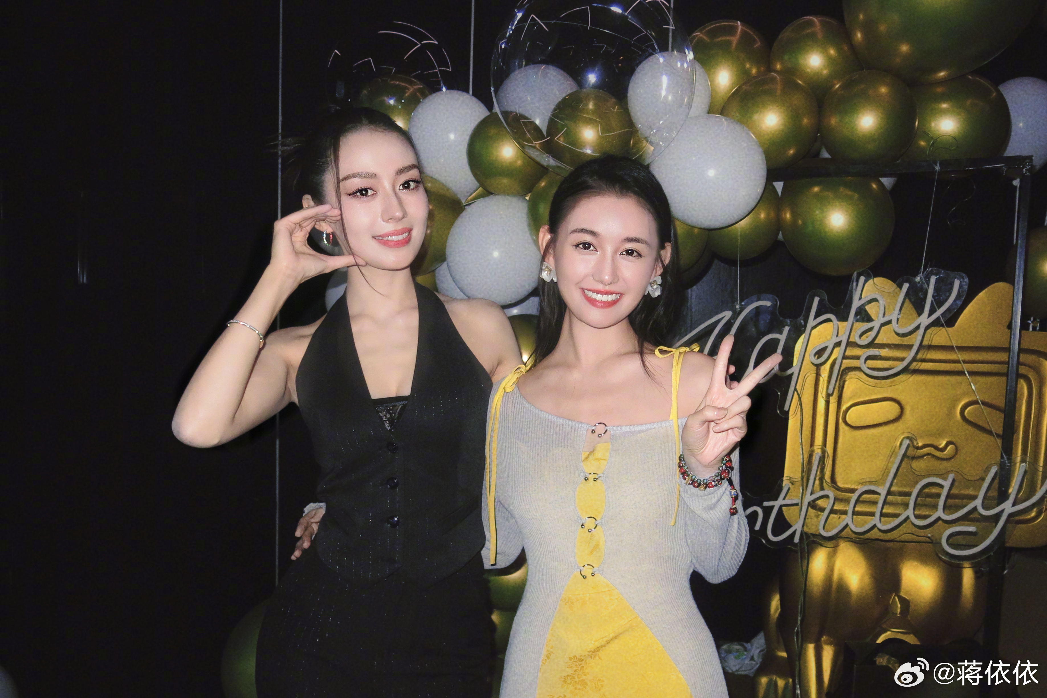 蒋依依祝吉娜爱丽丝生日快乐，美女和美女在一起，真的养眼。大家有没有发现，吉娜好像