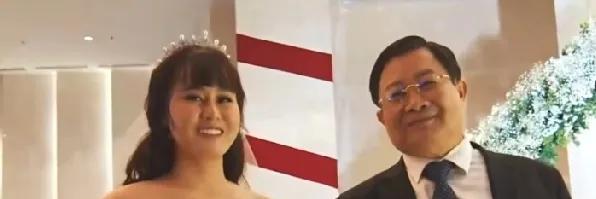 2018年，在300多个群演和一个冒牌父亲的帮助下，越南女子Tina骗婚成功，钓