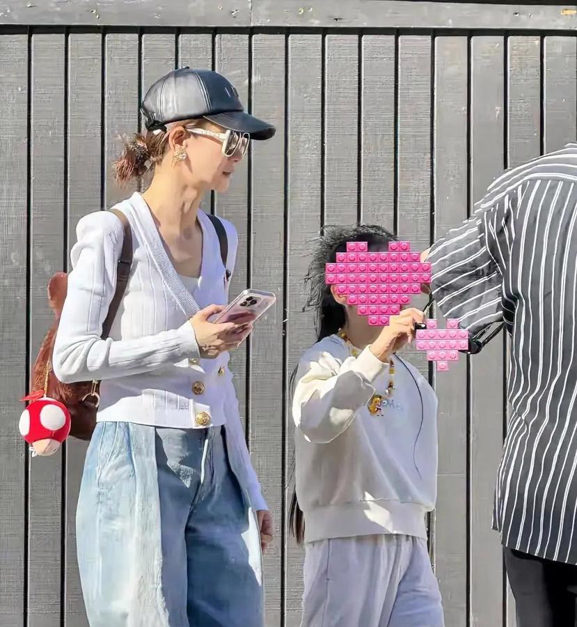 戚薇生完二胎了？简直是无痛生娃啊！
人家生个孩子孕吐得厉害，生完一个又一个。
她