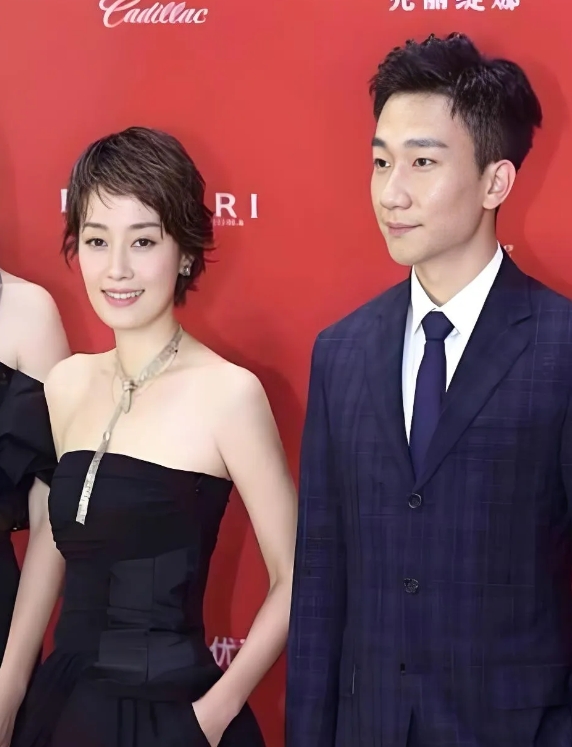 马伊琍现身活动现场，被指面相变了，恋情传闻又被提，男方早表态

马伊琍在娱乐圈中