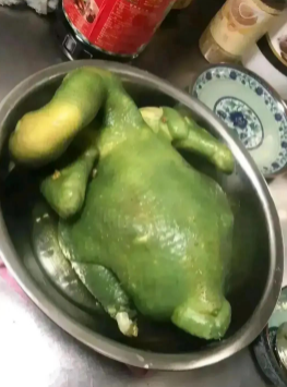 广东，一女子在菜市场上买了一只鸡，想回去给家人们做，白斩鸡。

等女子把鸡下锅、
