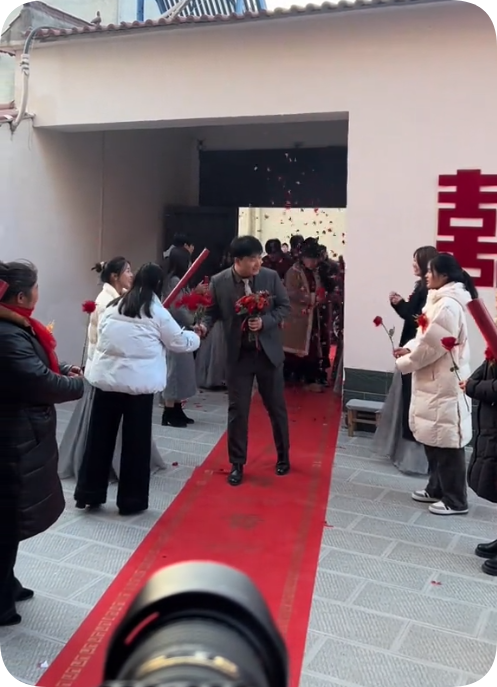 现在结婚已经不流行“堵门”了，新的方式受到很多年轻人的喜欢和支持