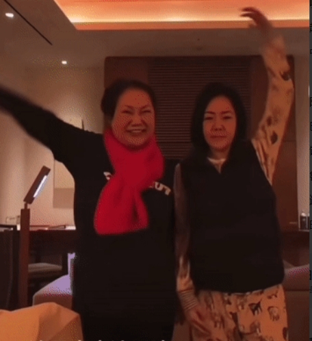 大S去世的前晚，她亲妈和她亲妹在干这个，虽然大S去世后，她妹把发在ins上的这段
