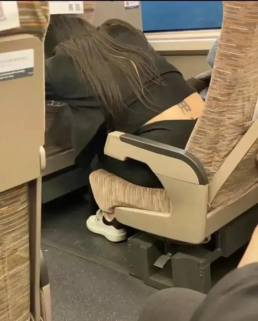 高铁上遇到的～ 我年纪大了，老眼昏花…看不清了… 哪个年轻娃儿告诉我，这是什么字