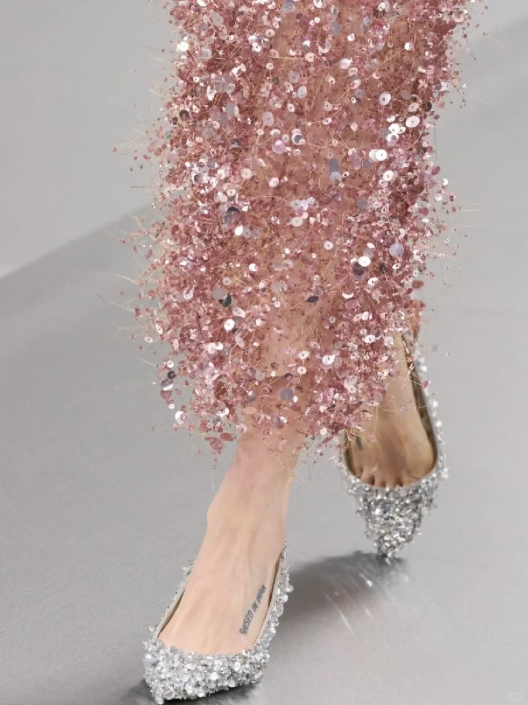 Fendi 2024高定秀场 没有丝毫敷衍
虽然没有海盗爷那场秀厉害
但是细节是