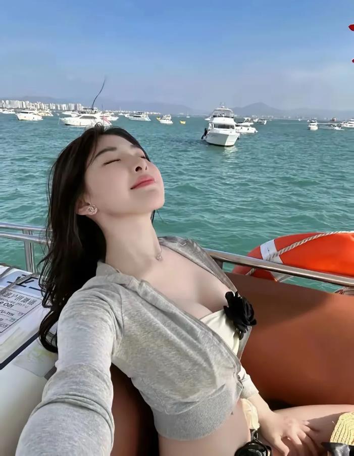 海边，性感美女。你有我这样的老婆 你会怎么盘他