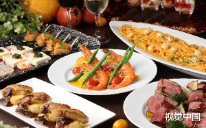 男友抛弃我和顶流女主播炒cp，我和竹马在比赛中打败他在镜头前接吻时，他又舔着脸过来祈求我原谅他...