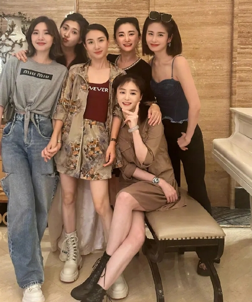 这张合影的重点，在蒋欣身上。第一眼看到的是蒋欣的胎毛，毛茸茸的，看起来好减龄呀！