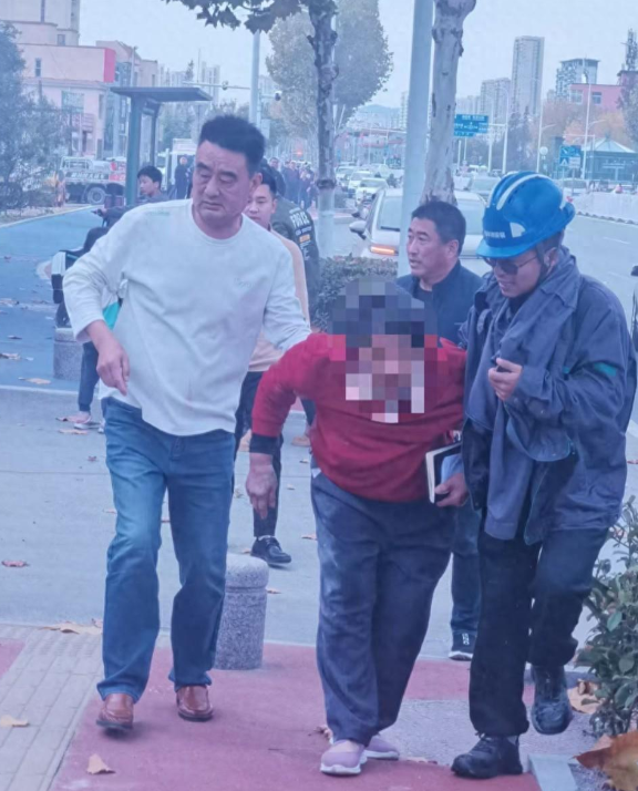 11月9日中午，青岛西海岸新区东岳东路一居民楼突发火灾，危急时刻，一位路过的小伙