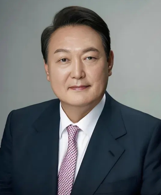 尹锡悦被捕。李在明、文在寅、乃至朴槿惠应该都是出了力的。朴槿惠5年前被尹锡悦关了