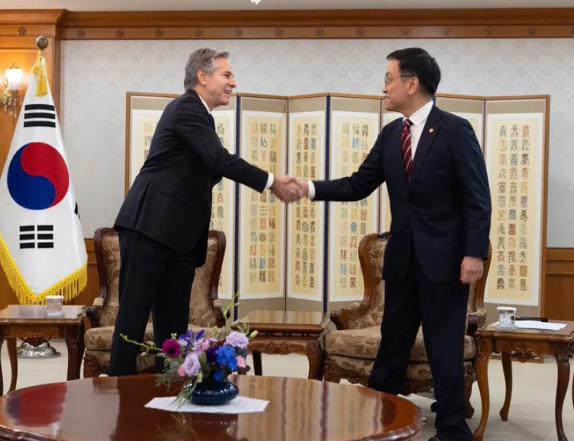 美国国务卿布林肯今天发文说：“在会见韩国代理总统崔相穆时，我重申了美国对美韩联盟