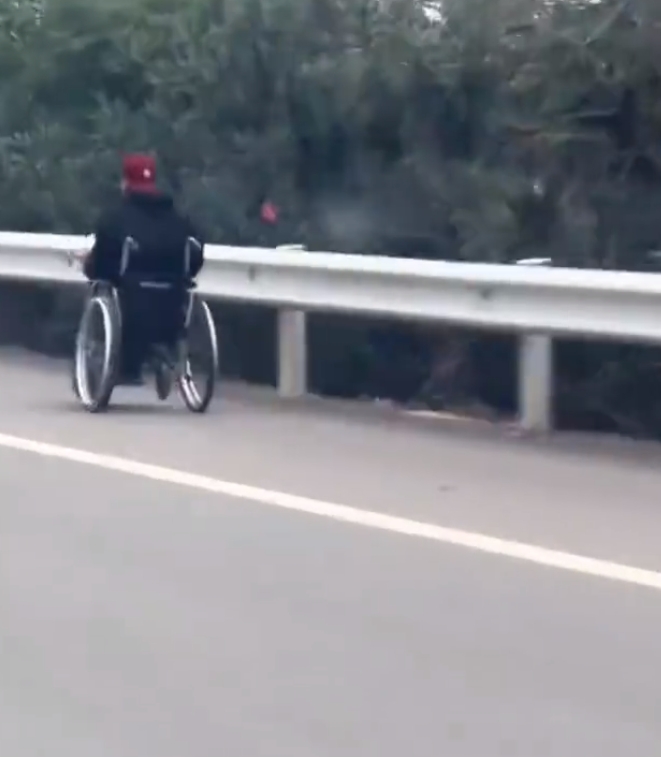 男子坐轮椅在高速疾驰