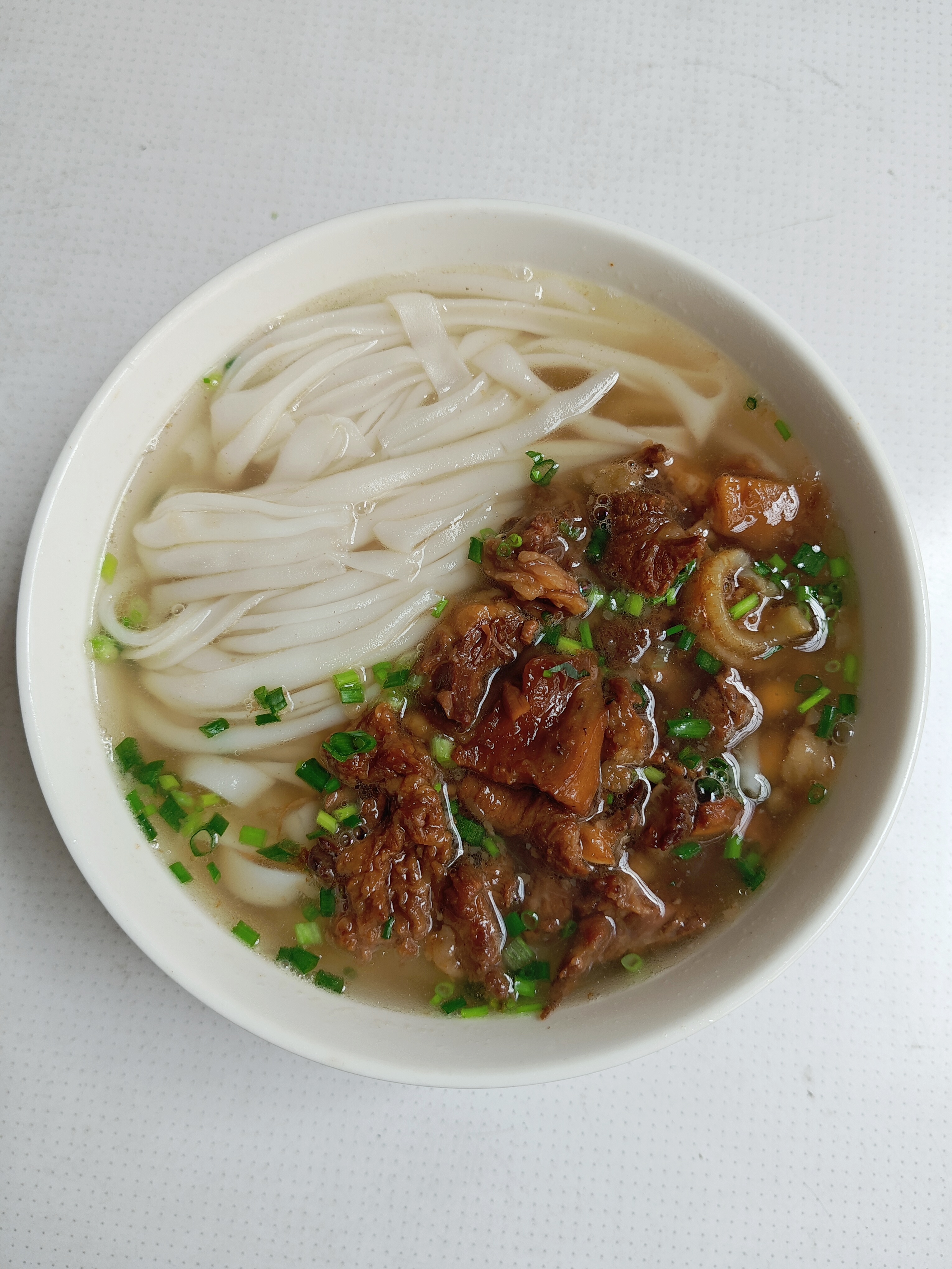 午餐，牛腩粉，捞粉，煮菜心。其实冰箱有存肉，但昨晚看到牛肉档卖剩些牛碎腩，就买了