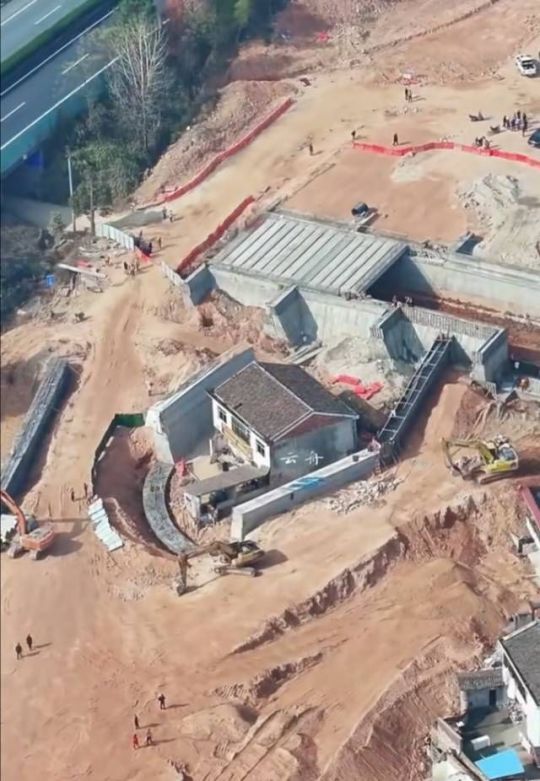 钉子户直接被围起来了