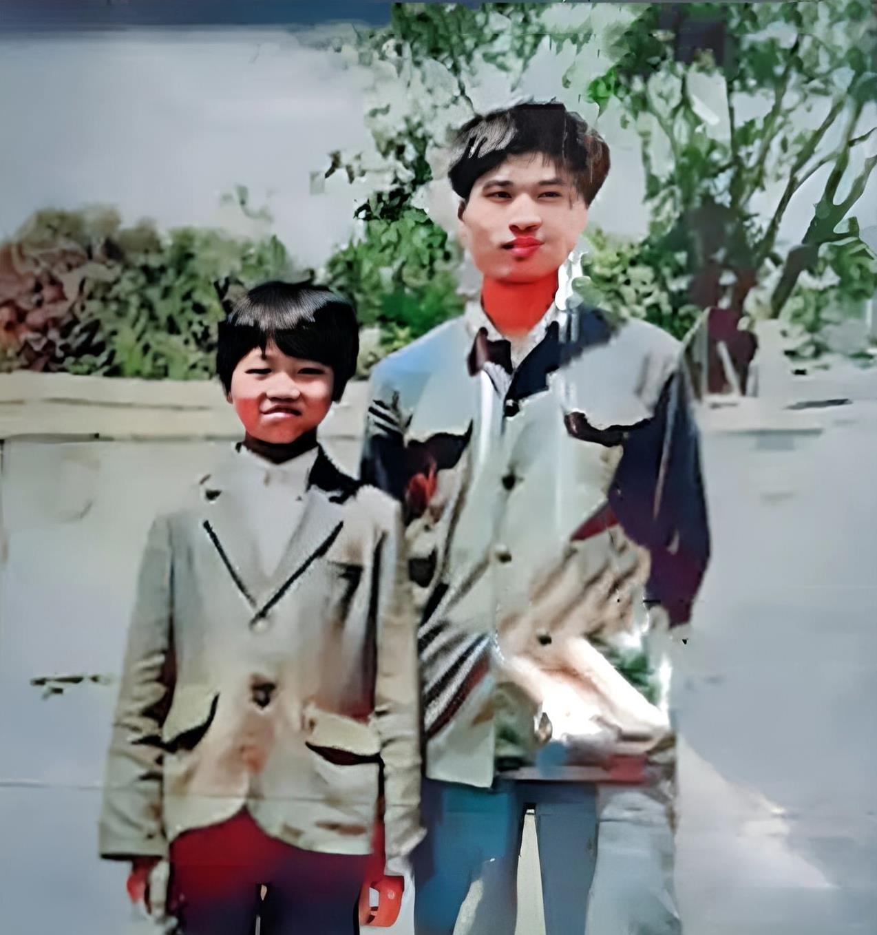 刘强东上小学时与自己的数学老师张建的合影。张老师对刘强东印象非常深刻，并认为是刘