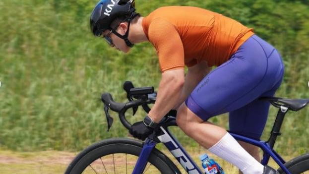 浙江骑行达人，腹肌隔着衣服都明显，大腿肌肉好发达