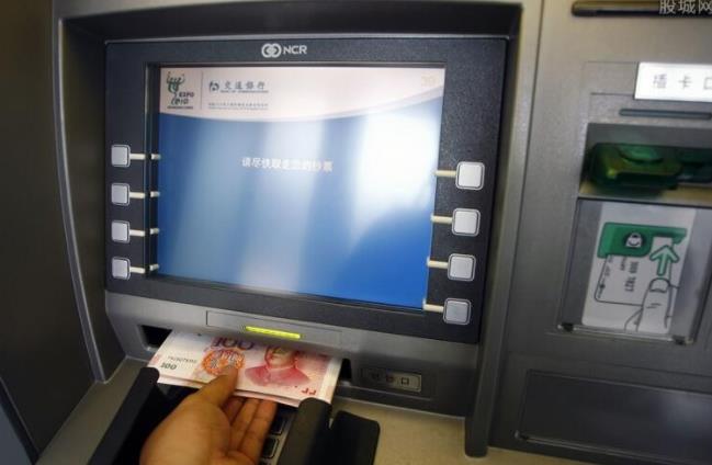 “银行又被诉了！”湖北，武汉。一女子到ATM机存款1000元，吞入500元，吐出