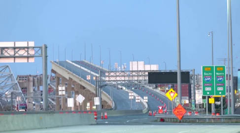 🔻以美国国歌作者的名字命名的大桥被撞毁，对现在的美国而言，这真是颇具象征意义的