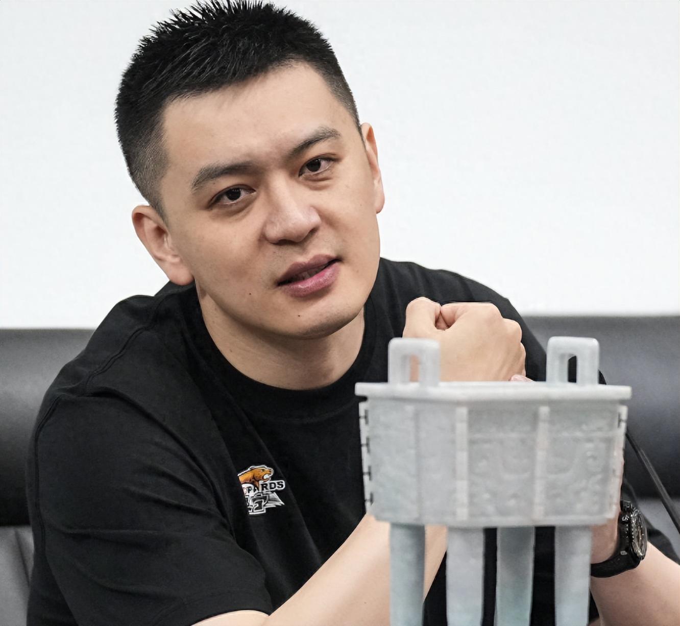 郭艾伦离开辽宁队后，辽宁上下谁最受益？
1. 杨鸣可能会松一口气，因为再也不用纠