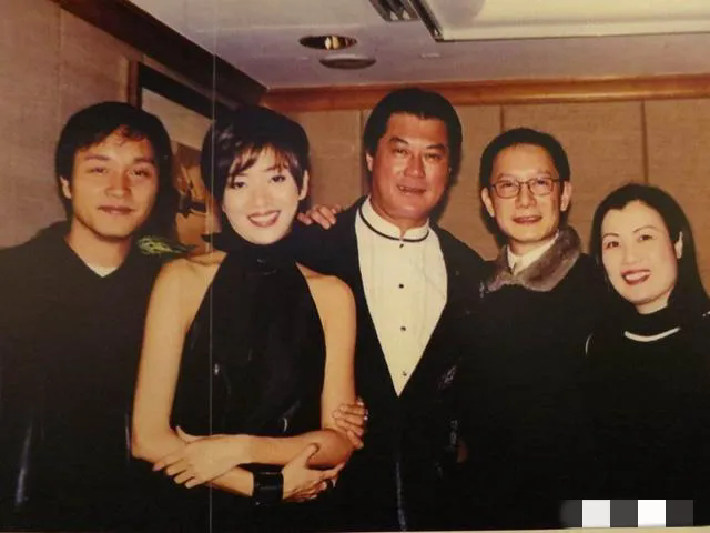五位大咖同框，竟然看到了梅艳芳的服装与形象设计师刘培基，一副宽边儿眼镜更显得才华