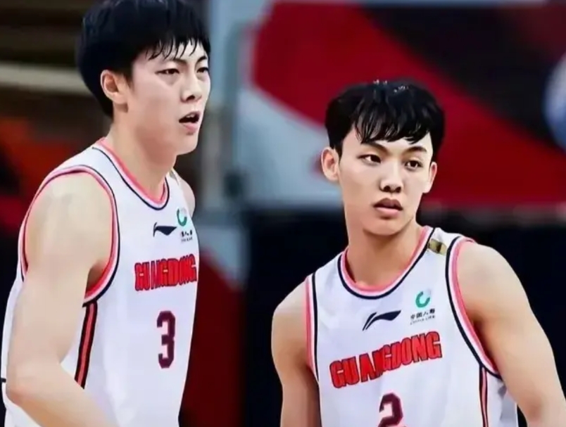 别急，广东队还有救，但必须做到以下几点：
①首要是必须迅速更换阿姆斯，找到持球单