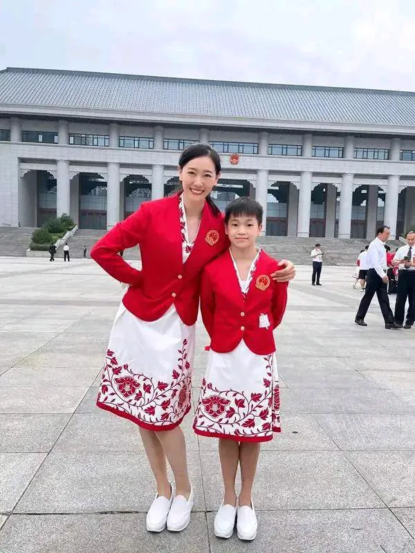 全红婵居然穿上了裙子，依旧美丽动人，特别是她自己的徽章，那是我们中国人永远铭记的