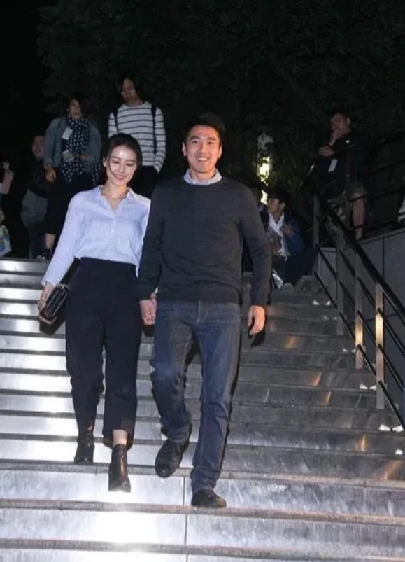 赵又廷夫妇晚上出门遛弯被拍到，他牵着妻子下楼梯，面对镜头不慌不怒，反而一脸的喜悦