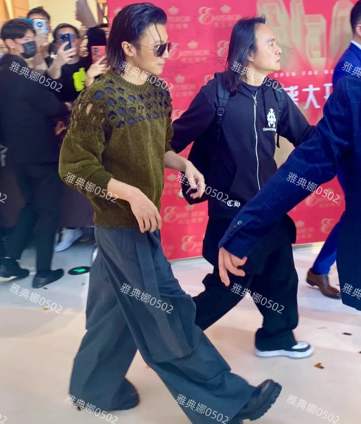 谢霆锋本人很幻灭，个子不高腿很短，穿了很厚底的鞋裤子还拖地，在室内戴个大墨镜，4