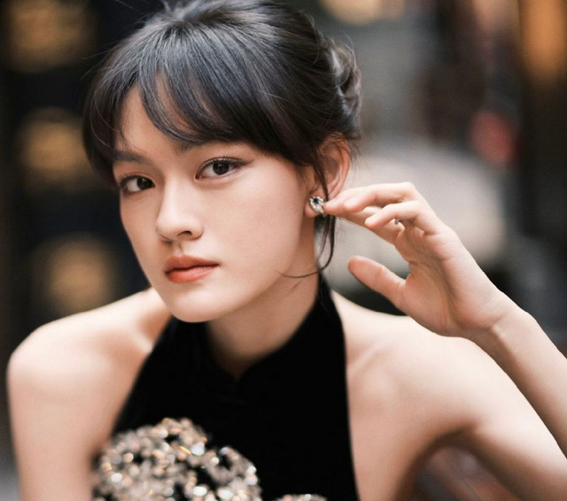酷飒小女孩的文淇以冰美式诠释自由灵魂