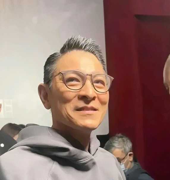 原来这才是真实的刘德华。镜头下的他身穿简单的卫衣，戴着眼镜，头发花白，但个人精气