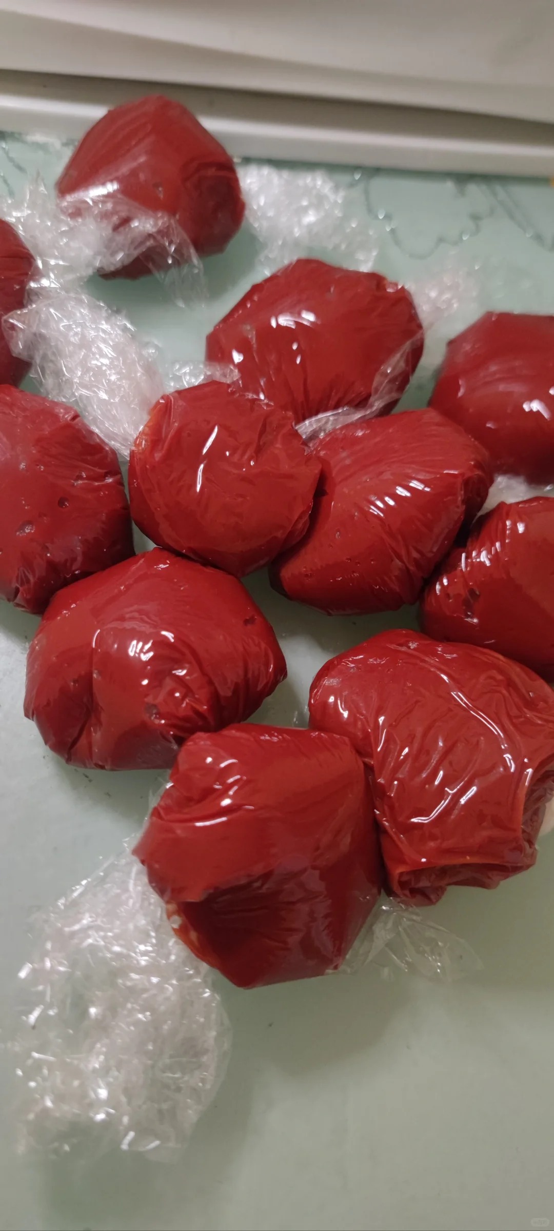 室友打开冰箱都懵了
买了一罐番茄膏，一次吃不完分装放冰箱冷冻室，室友拿雪糕的时候