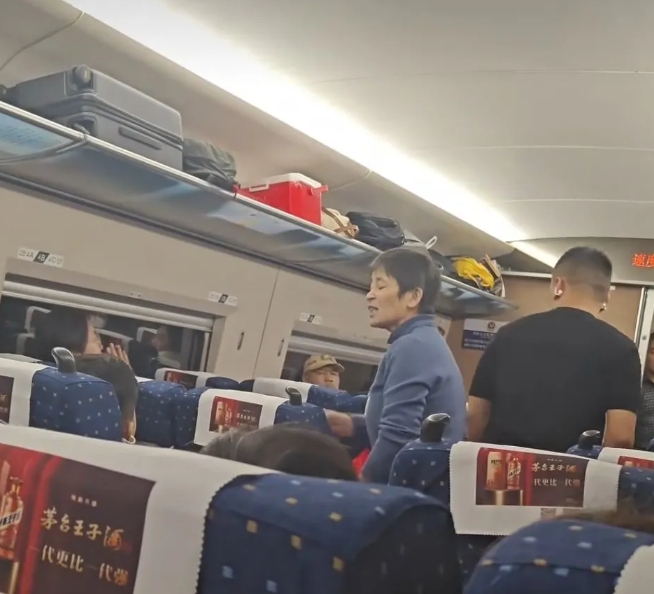 高铁上孩子吹乐器起争执！
高铁上这位老太太的孙子一直在吹乐器，旁边的女乘客忍无可