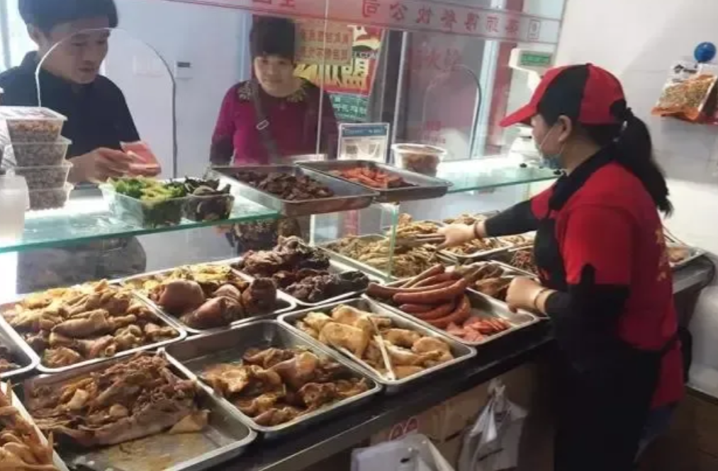 这年头养儿子的家庭，你必须做好为儿子打工一辈子。

今天去卤菜店，看见我以前的一