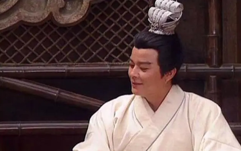 今天又重新看一下《三国演义》，发现周瑜款待刘备那一段，周瑜实在太笨了些。
大家伙