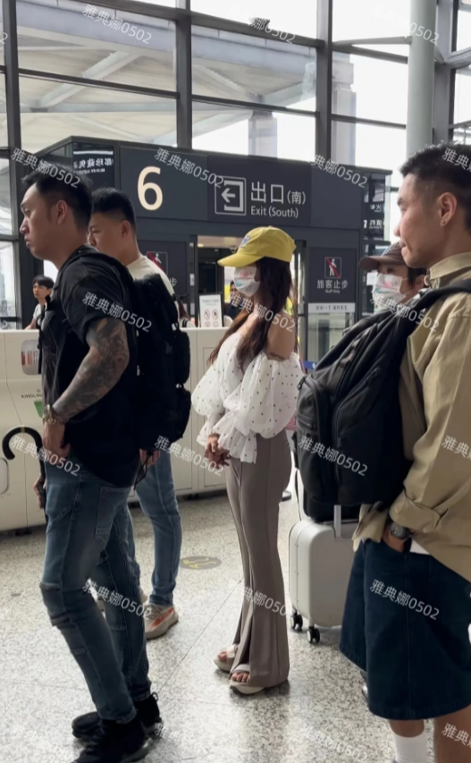 蔡依林的身材绝了！
上海机场偶遇蔡依林，她虽然个子不高只有1米58但身材比例特别