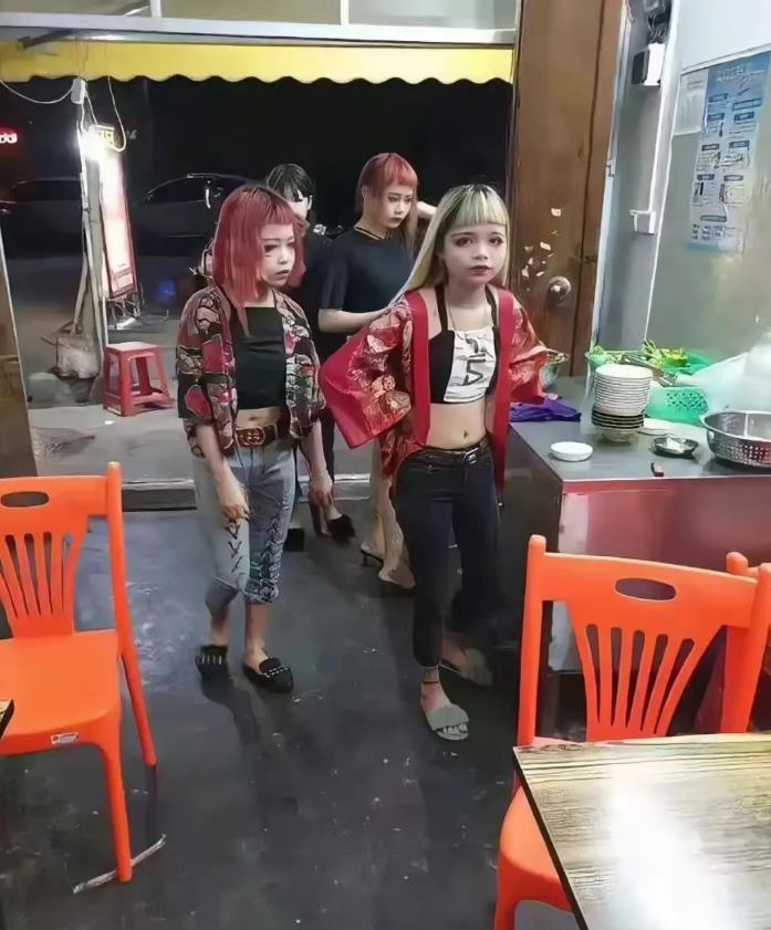 她们这个年纪不应该上学吗