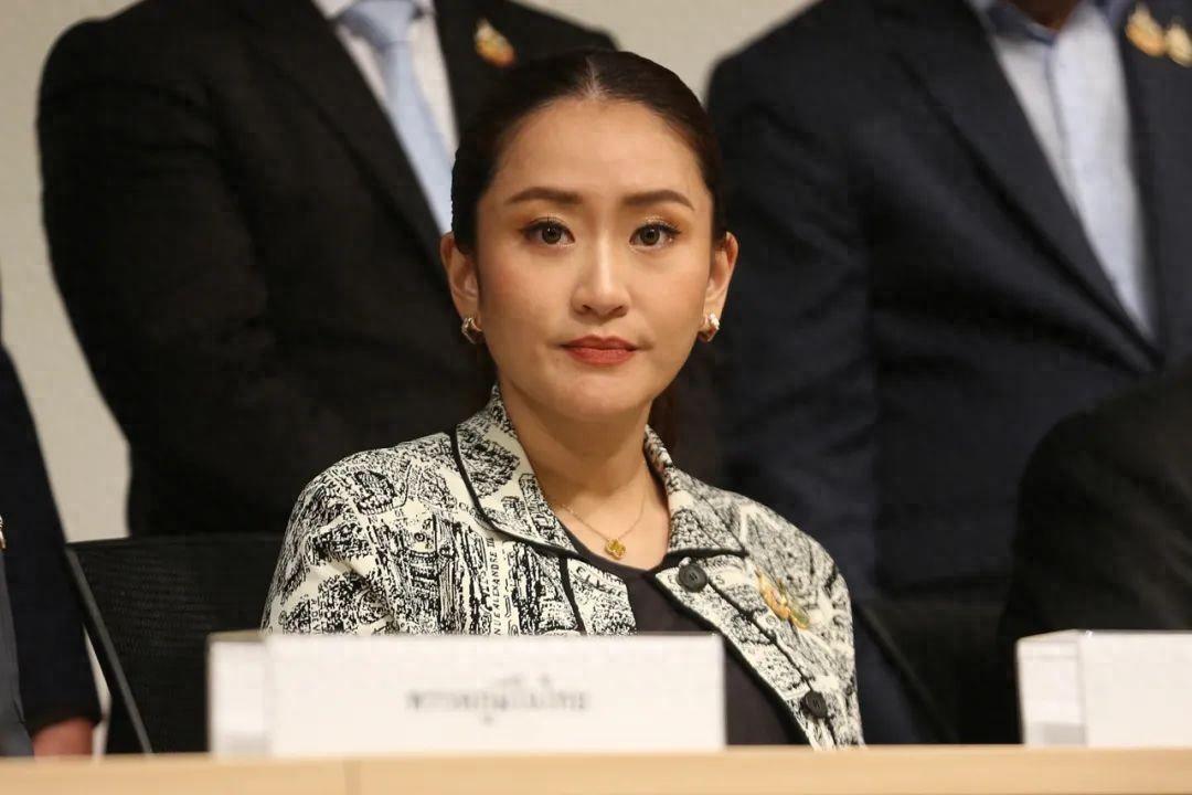 来看看泰国的新总理及其丈夫。
帕通塔恩在2019年与商人皮塔卡结婚，婚礼地点位于