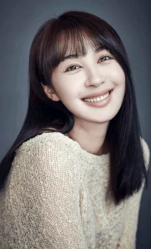 李菲儿好难啊！每次和黄晓明沾边的事都来问她。

第一，回应吧，网友觉得她在蹭叶珂