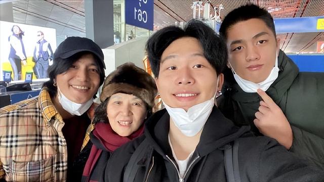 陈坤的儿子已成年,容貌开始显现母亲的基因,像谁可以认得出吗?(陈坤的儿子到底谁生的)-第3张图片-九妖电影 陈坤的儿子已成年,容貌开始显现母亲的基因,像谁可以认得出吗?(陈坤的儿子到底谁生的)-第3张图片-九妖电影