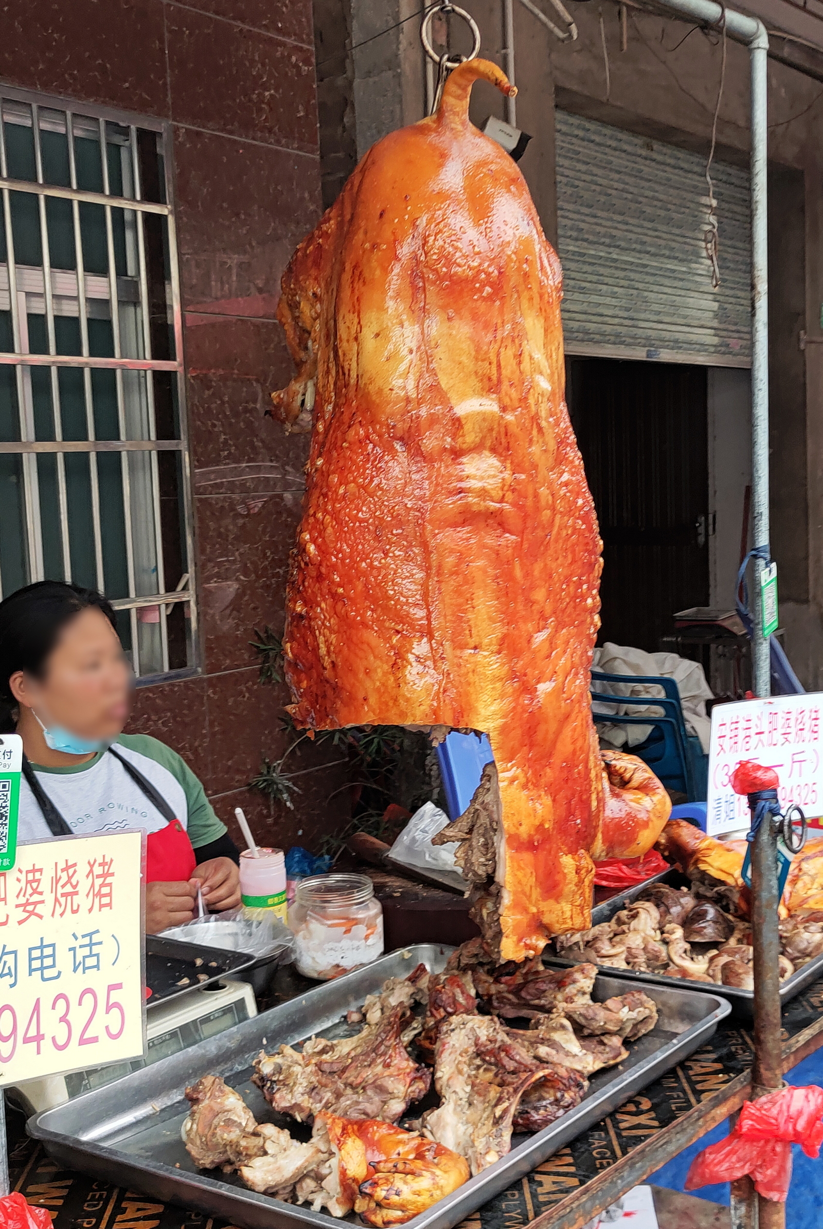 晚市随手拍：1、烧猪30一斤，2、盐焗鸡，角度不雅，3、番薯粥一元一碗，有对父女